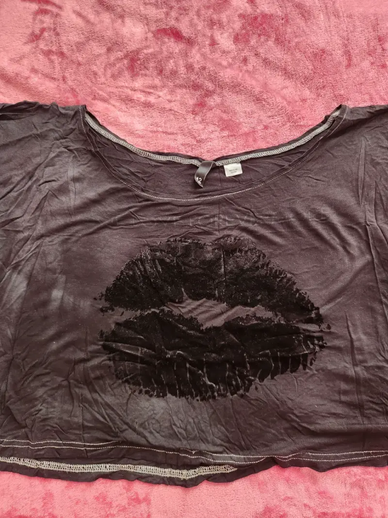 Polera negra con diseño de labios - 2