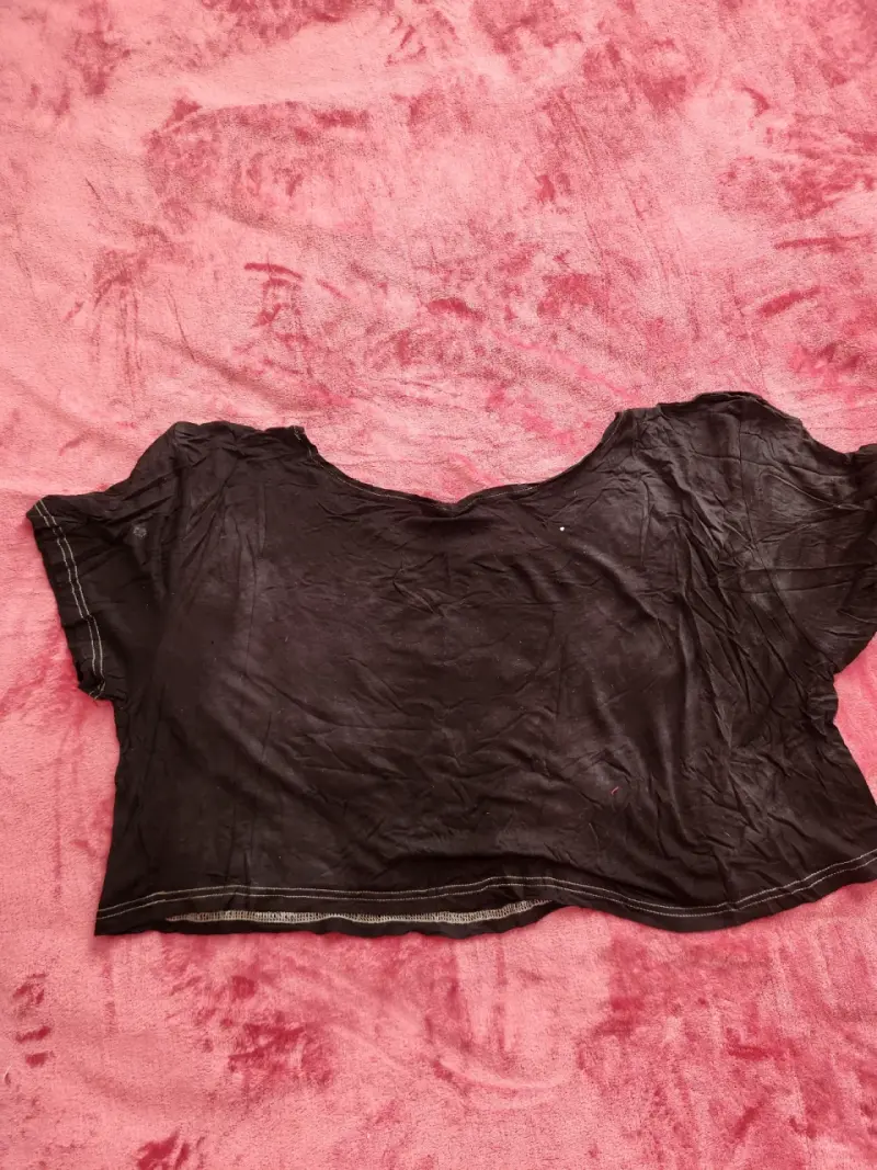 Polera negra con diseño de labios - 3