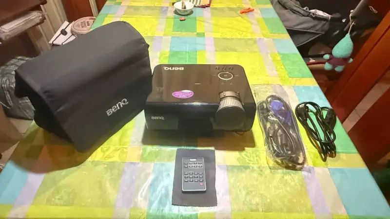 Proyector BenQ con control remoto y cables