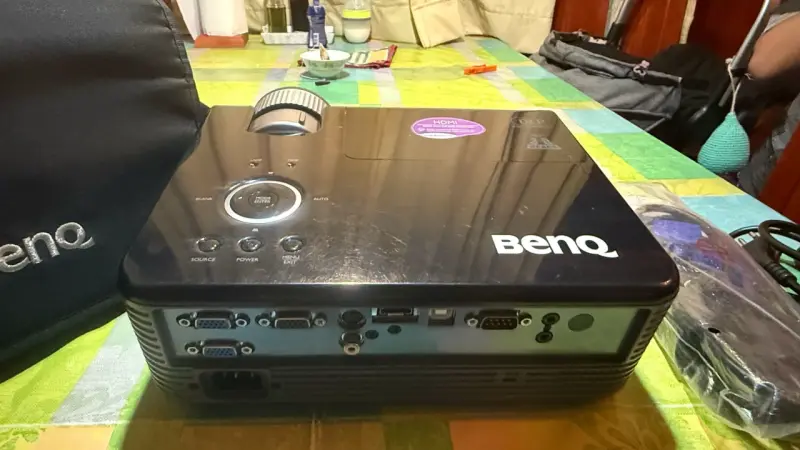 Proyector BenQ con control remoto y cables - 2