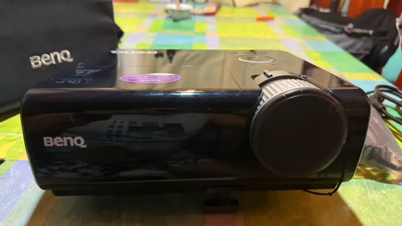 Proyector BenQ con control remoto y cables - 5