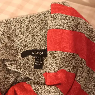 Vestido de punto a rayas gris y rojo - miniatura 1