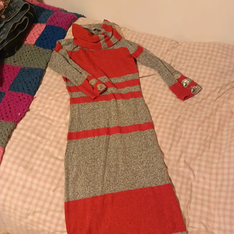 Vestido de punto a rayas gris y rojo - 2