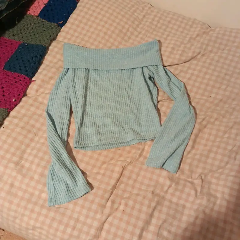 Polera hombros descubiertos azul claro