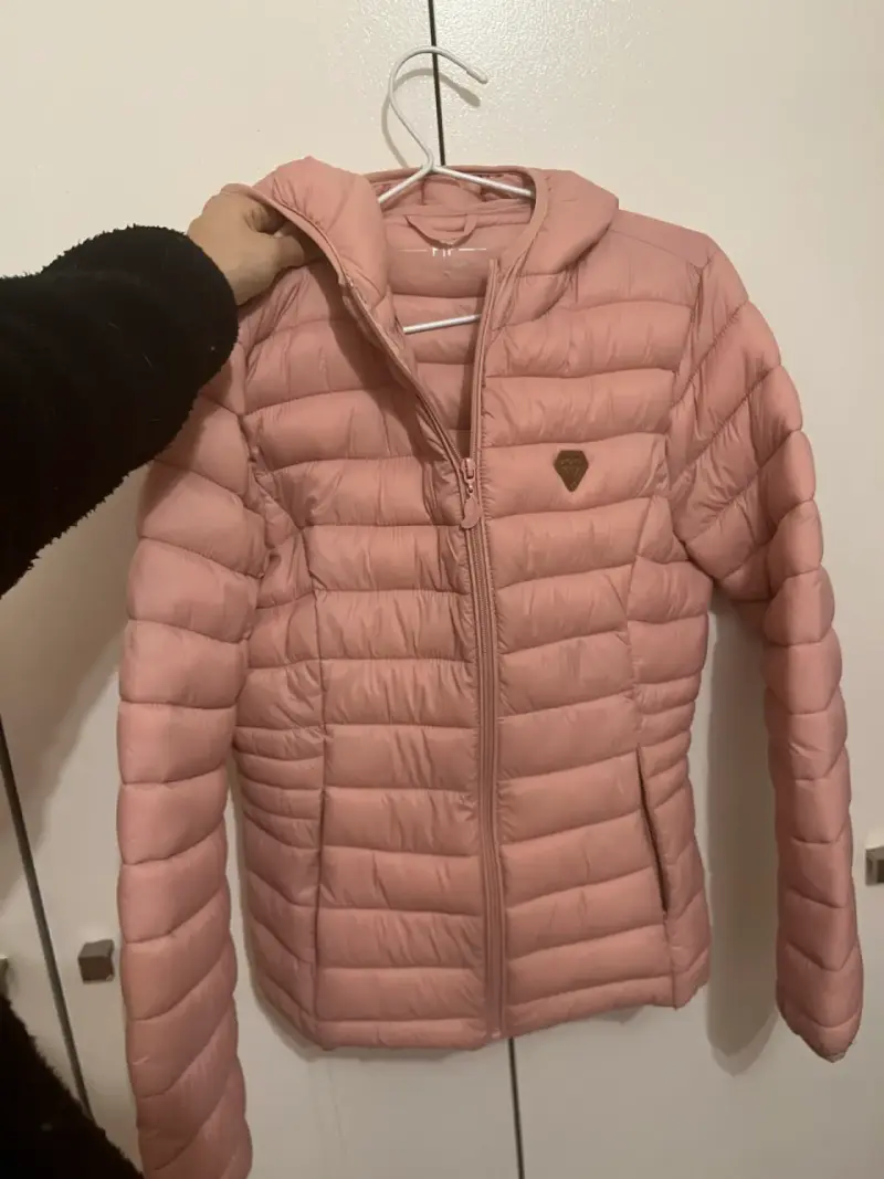 Chaqueta acolchada rosada para mujer
