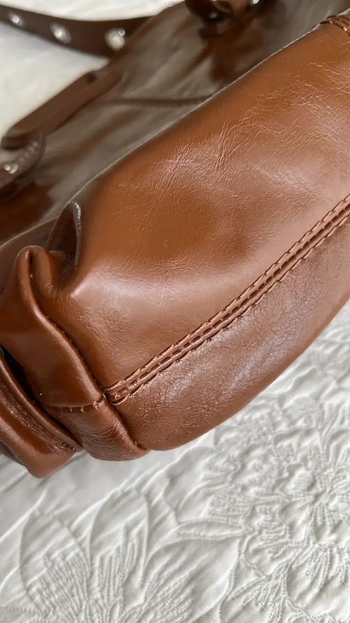 Bolso de cuero marrón con múltiples bolsillos - 4