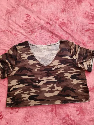 Polera corta camuflada para mujer - miniatura 1
