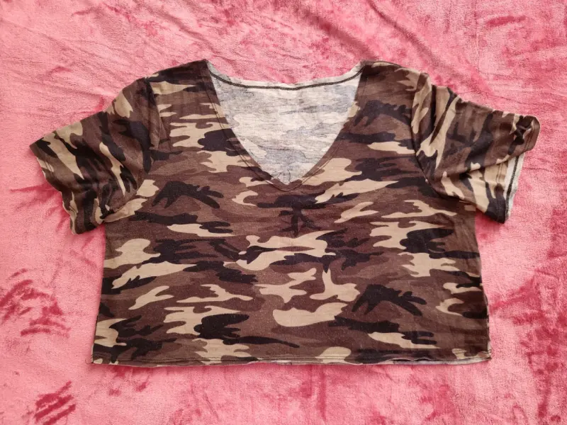 Polera corta camuflada para mujer - 2