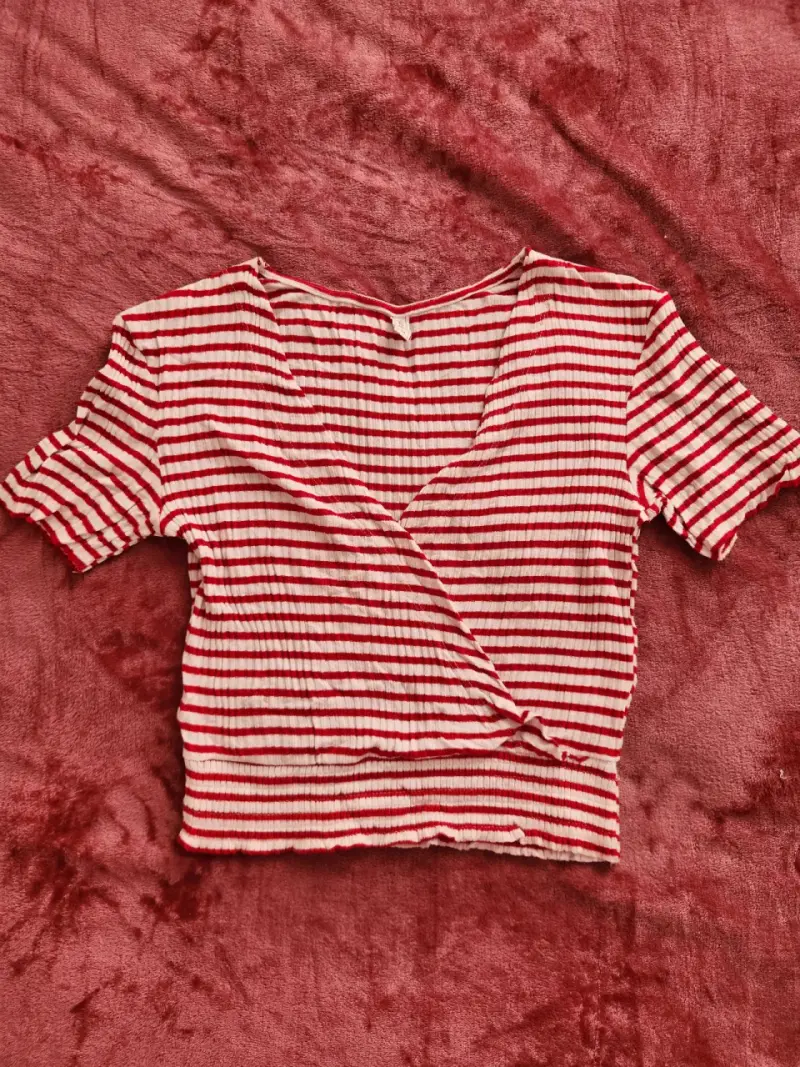 Polera rayada roja y blanca - 1