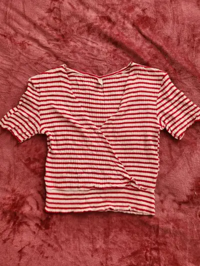 Polera rayada roja y blanca - miniatura 1