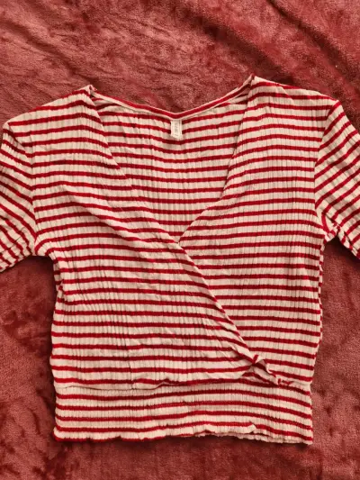 Polera rayada roja y blanca - miniatura 2
