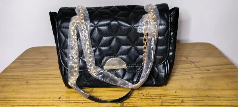 Cartera negra acolchada con cadena dorada