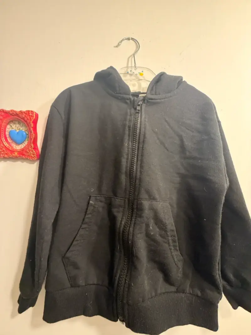 Polerón negro con capucha para niños - 1