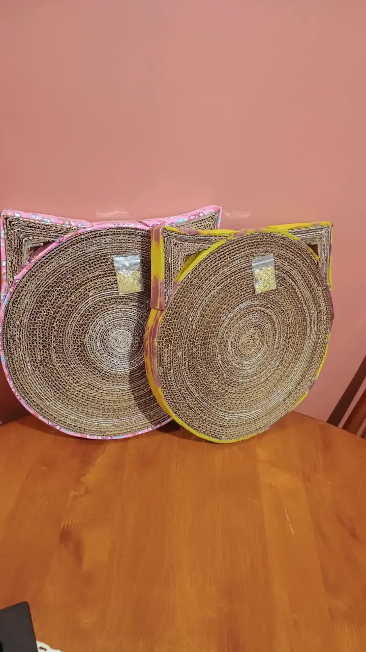 Rascadores artesanales en forma de gato. - 1