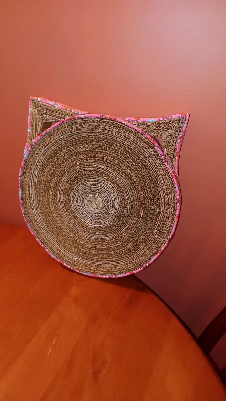 Rascadores artesanales en forma de gato. - 3