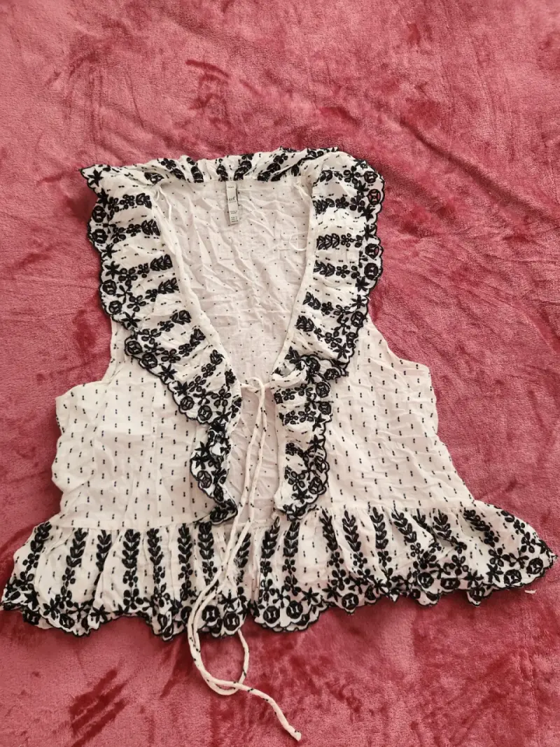 Blusa sin mangas Zara TRF con bordado floral - 1