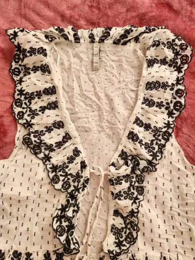 Blusa sin mangas Zara TRF con bordado floral - miniatura 2