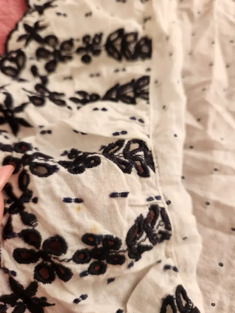 Blusa sin mangas Zara TRF con bordado floral - 4