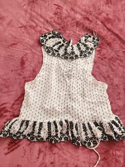 Blusa sin mangas Zara TRF con bordado floral - miniatura 5