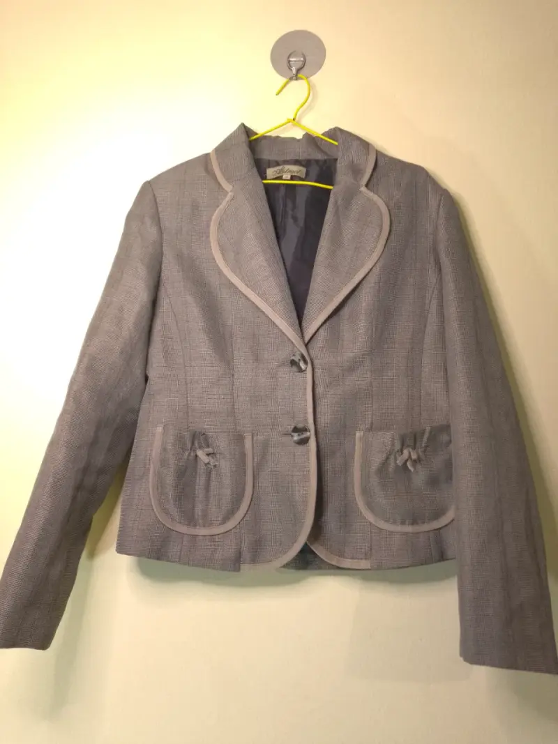 Blazer gris con bolsillos decorativos para mujer - 1