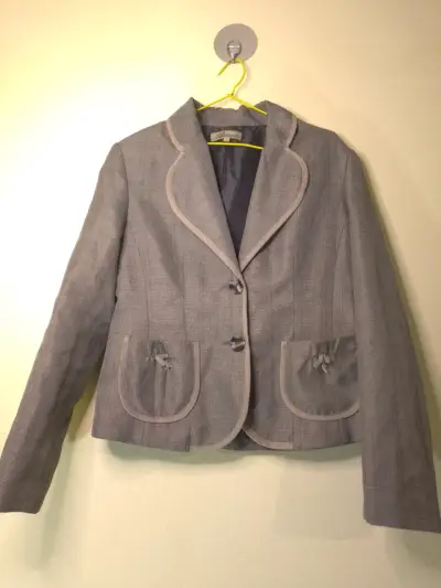 Blazer gris con bolsillos decorativos para mujer - miniatura 1