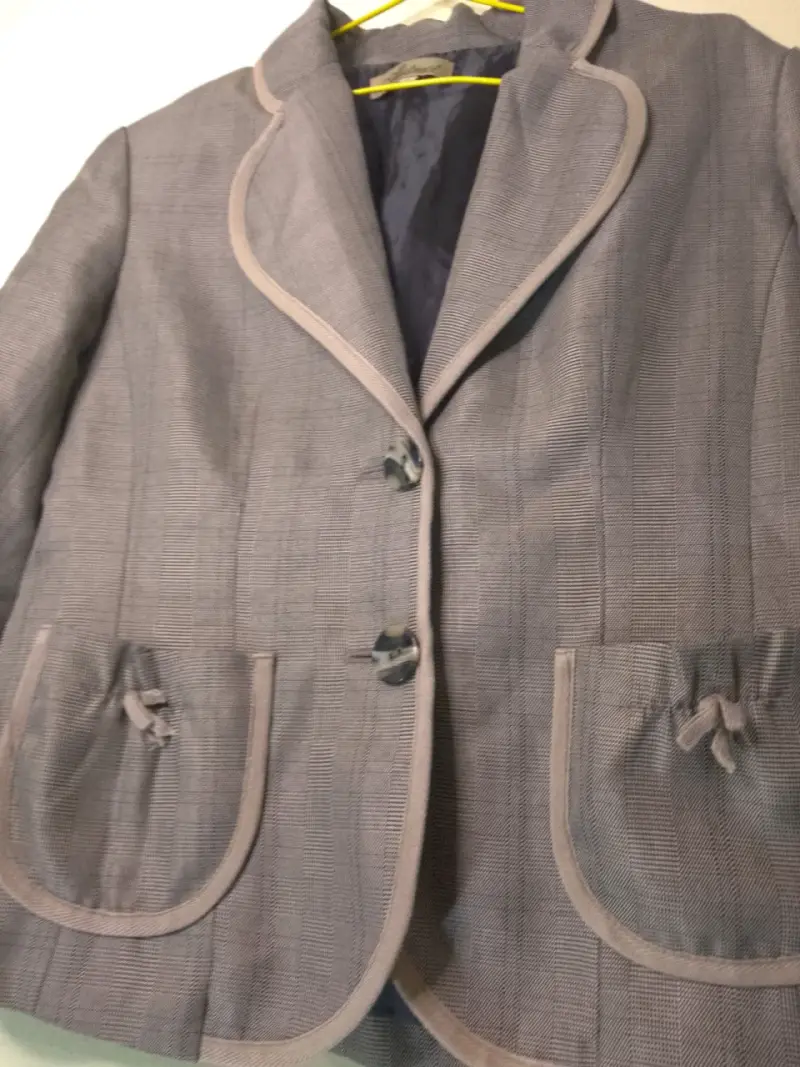 Blazer gris con bolsillos decorativos para mujer - 2