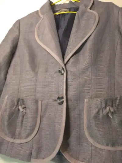 Blazer gris con bolsillos decorativos para mujer - miniatura 2