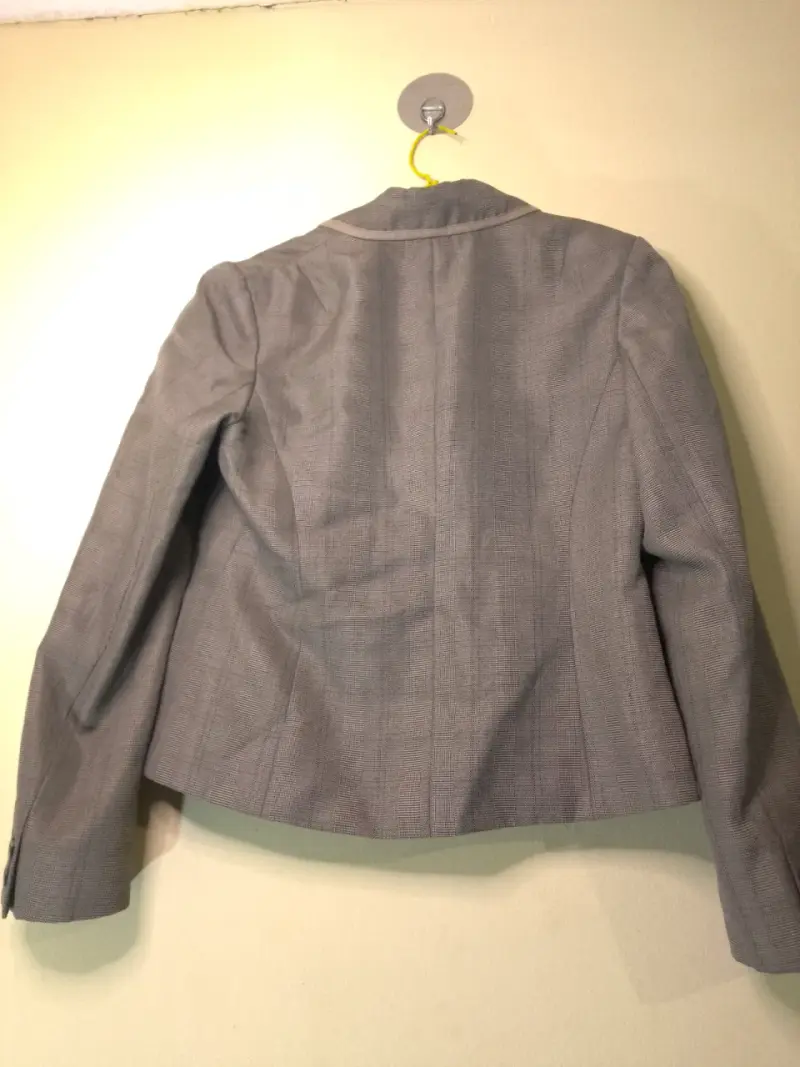 Blazer gris con bolsillos decorativos para mujer - 4