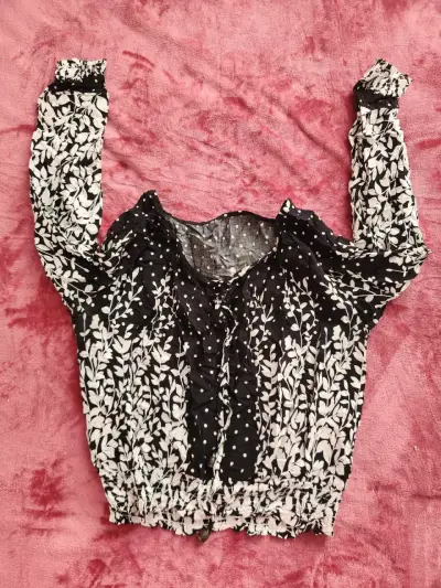 Blusa estampada de manga larga en blanco y negro - miniatura 1