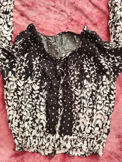 Blusa estampada de manga larga en blanco y negro - miniatura 2