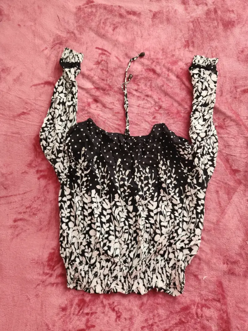 Blusa estampada de manga larga en blanco y negro - 3