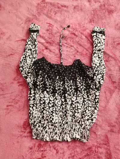 Blusa estampada de manga larga en blanco y negro - miniatura 3