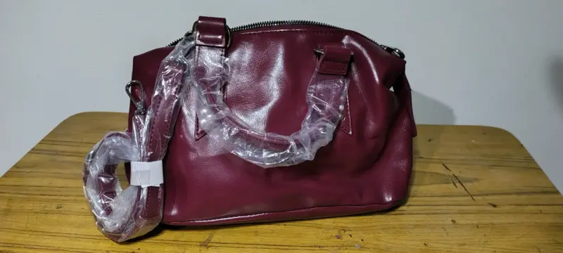Bolso de mano burdeos con correa ajustable