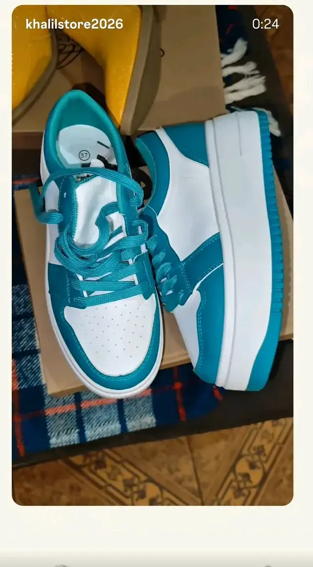 Zapatillas deportivas blancas y turquesas