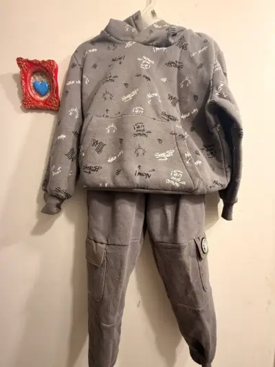 Conjunto de ropa infantil con sudadera y pantalón - miniatura 1
