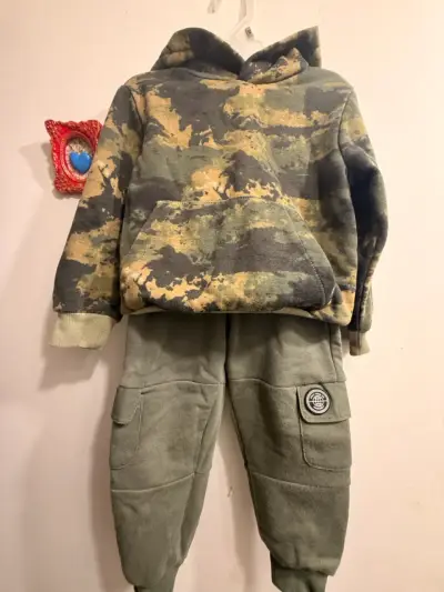 Conjunto de ropa infantil con sudadera y pantalón - miniatura 2