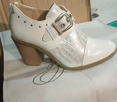 Zapatos de tacón blancos con hebilla decorativa - miniatura 1