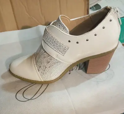 Zapatos de tacón blancos con hebilla decorativa - miniatura 2