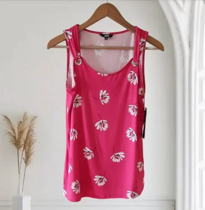 Polera sin mangas rosa con estampado floral ASH