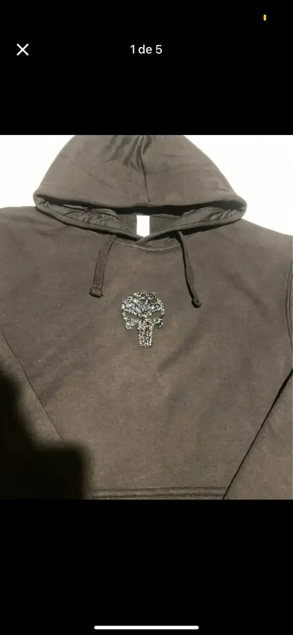 Polerón negro con capucha y diseño de calavera - 1