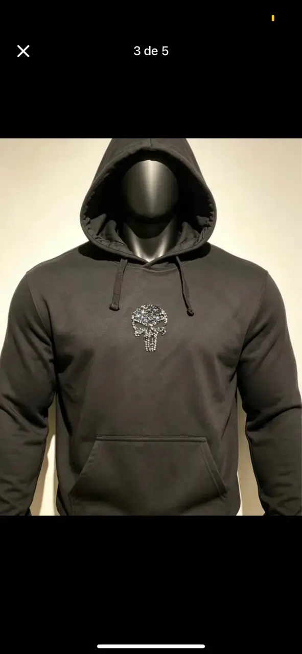 Polerón negro con capucha y diseño de calavera - 2