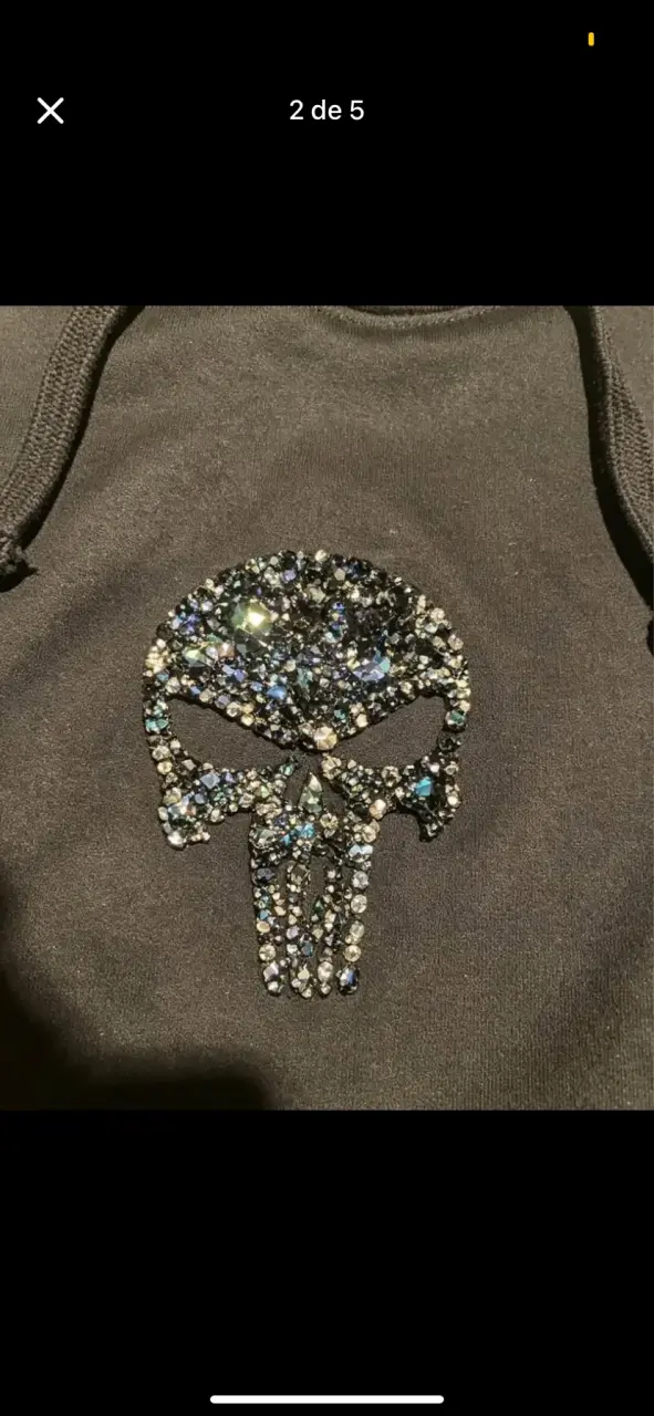 Polerón negro con capucha y diseño de calavera - 3