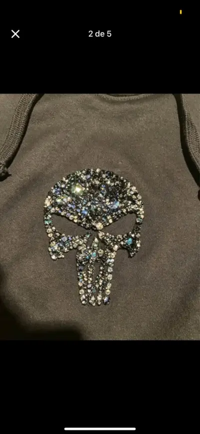 Polerón negro con capucha y diseño de calavera - miniatura 3