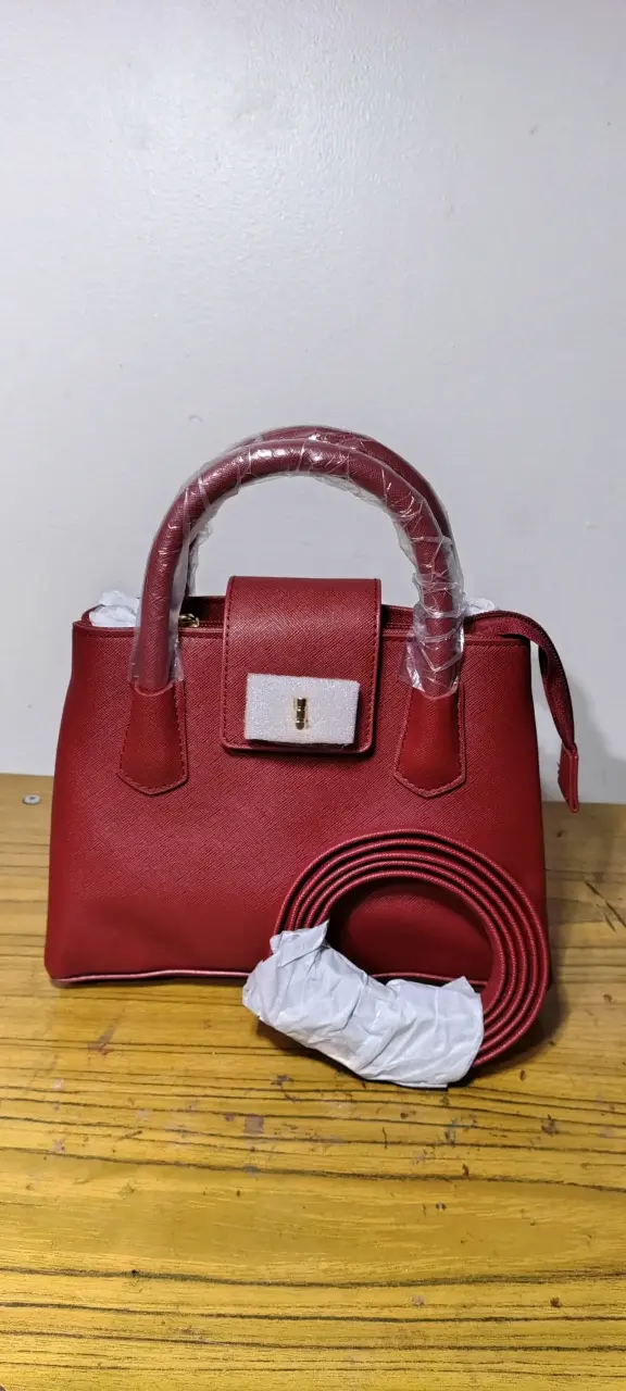 Bolso de mano rojo elegante con correa ajustable