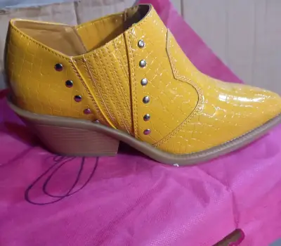 Botines amarillos de charol con tacón y diseño reptil - miniatura 1