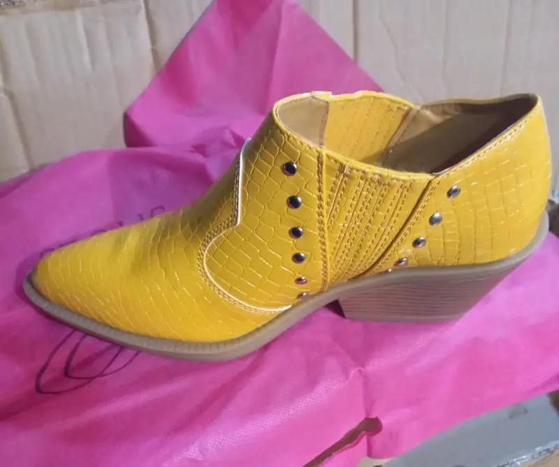 Botines amarillos de charol con tacón y diseño reptil - 2