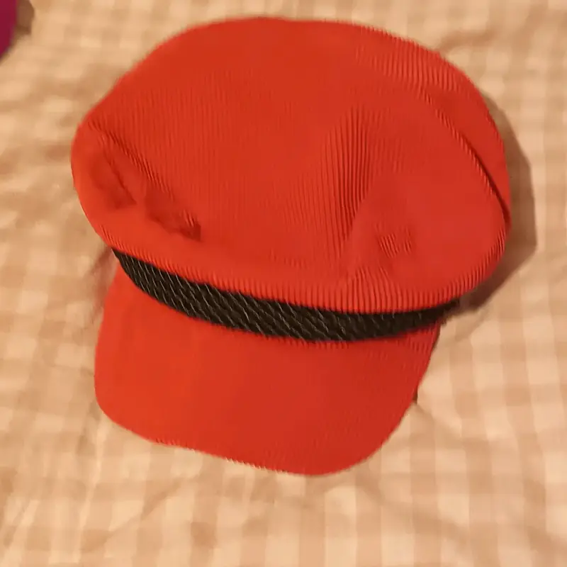 Gorra roja estilo marinero