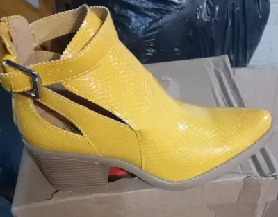 Botines amarillos de cuero sintético con tacón - miniatura 1