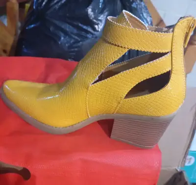 Botines amarillos de cuero sintético con tacón - miniatura 2