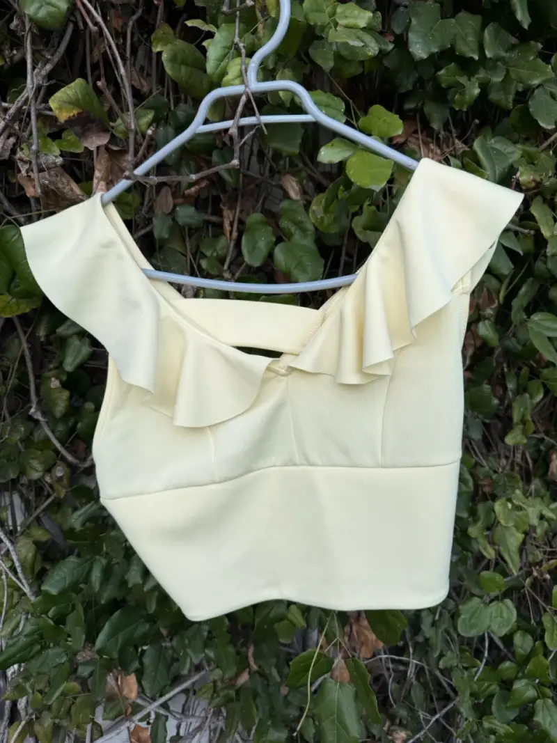 Top amarillo con volantes para mujer - 1